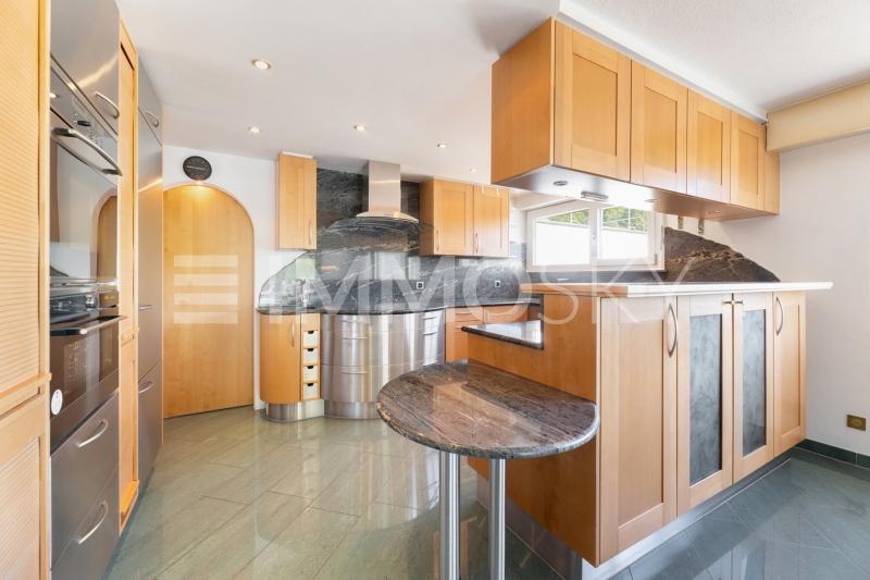 Kochen mit Komfort – durchdachte Küche mit viel Platz - 6.5 Zimmer Terrassenwohnung in Wilen b. Wollerau