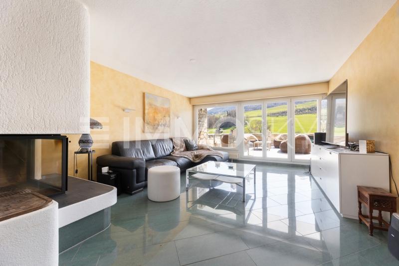 Wohnen mit Cheminée – stilvolle Atmosphäre für entspannte Stunden - 6.5 Zimmer Terrassenwohnung in Wilen b. Wollerau