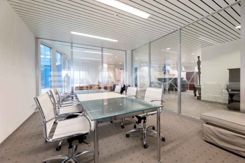 Elegantes Sitzungszimmer für professionelle Meetings - 13 Zimmer Büro in Steinhausen