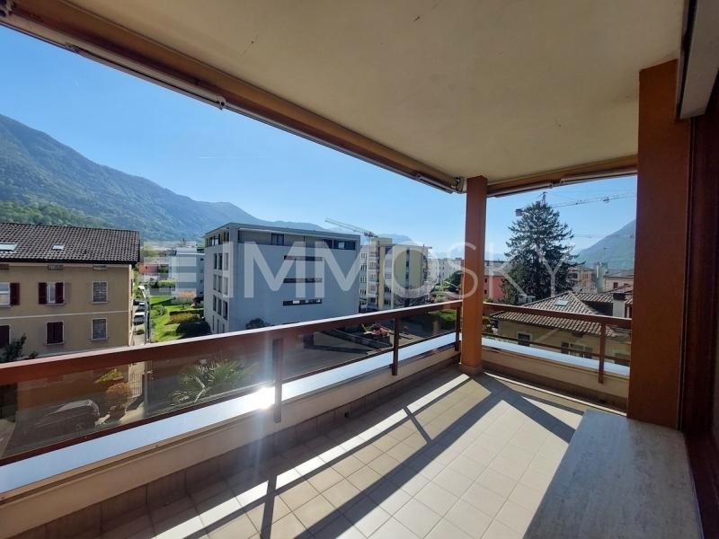 Vista con terrazzo coperto - 4.5 rooms Flat in Giubiasco