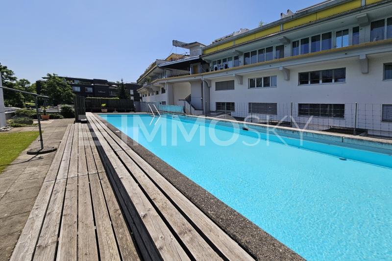 Swimmingpool zur Mitbenutzung für die gesamte Gemeinschaft - 4.5 pièces Appartement en attique a Wangen b. Dübendorf