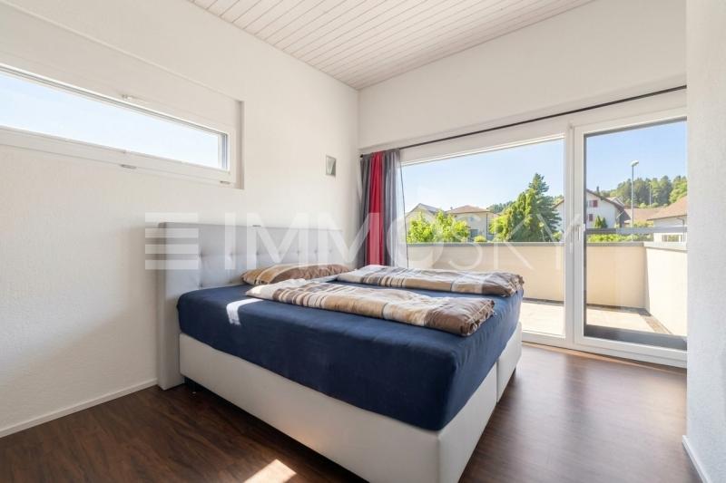 Schlafzimmer mit Balkon - 6.5 pièces Maison a Neukirch an der Thur