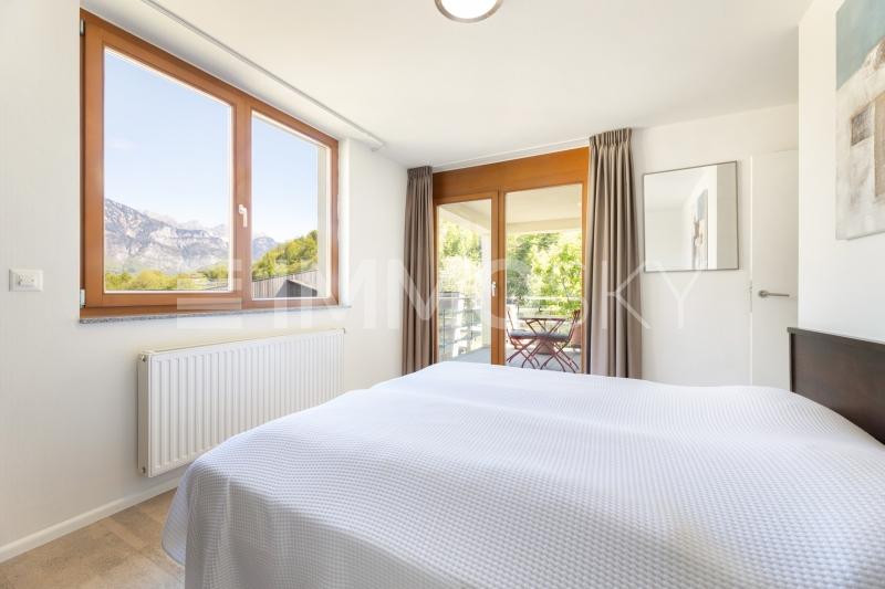 Lichtdurchflutes Schlafzimmer mit Balkonzugang - 4.5 Zimmer Maisonette in Unterterzen