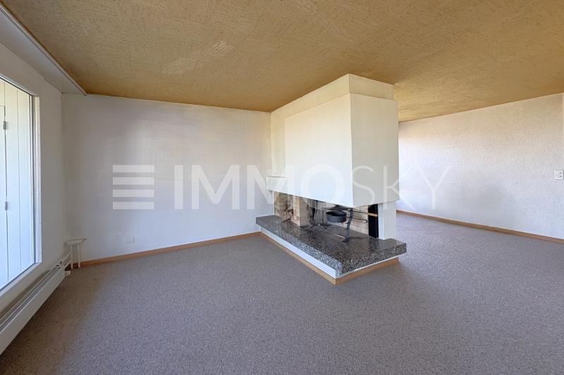 Wohnzimmer mit Cheminée im Mittelpunkt - 5.5 pièces Appartement en attique a Ittigen