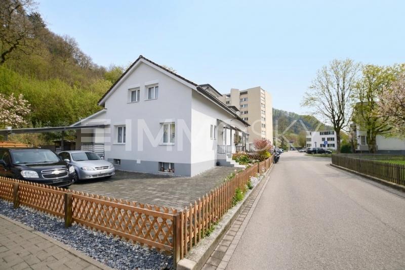Grosser Innenhof mit Platz für 5 Autos - 6.5 pièces Maison individuelle a Aarau