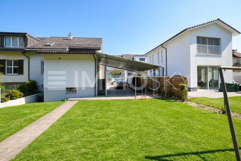 Rückansicht mit Garten und Platz zum Spielen - 6.5 pièces Maison individuelle a Aarau
