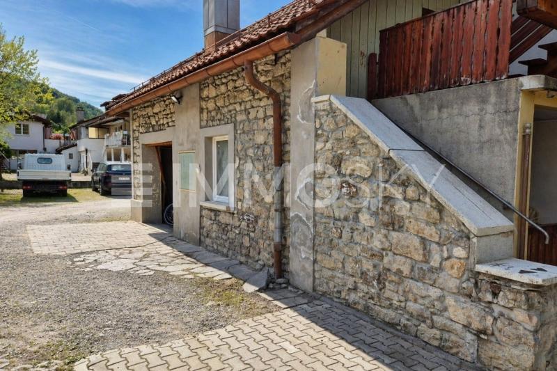 Vorplatz mit viel Platz und Möglichkeiten - 11 pièces Maison bifamiliale a Schwaderloch