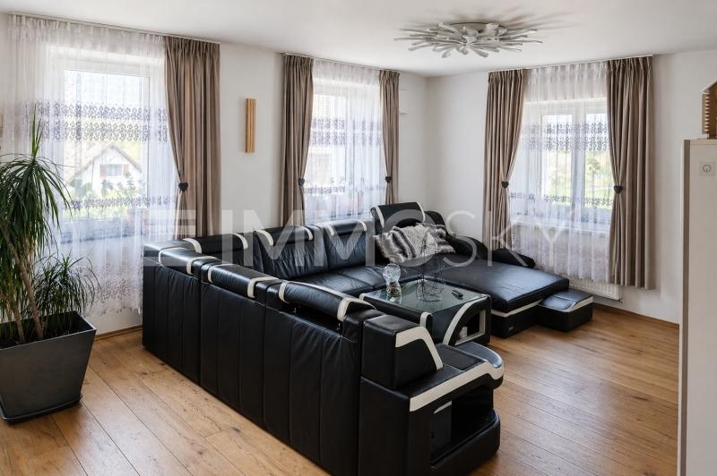 Helles Wohnzimmer mit gemütlicher Atmosphäre - 11 pièces Maison bifamiliale a Schwaderloch