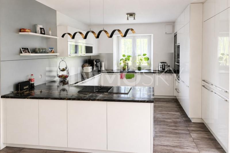 Moderne Küche - 11 pièces Maison bifamiliale a Schwaderloch