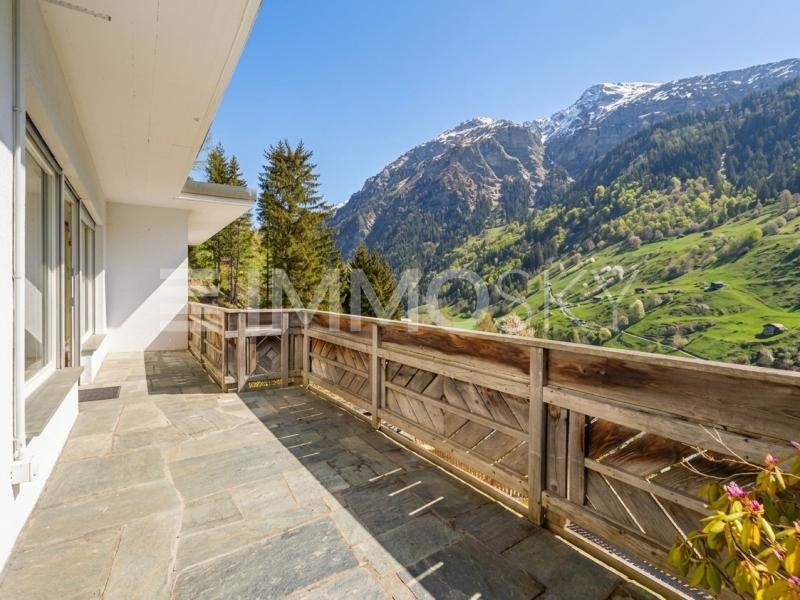 Sonnige Terrasse mit Valser Natursteinplatten - 3.5 Zimmer Einfamilienhaus in Vals