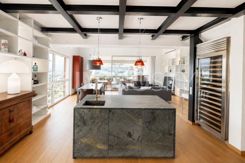 Ampia isola in marmo, perfetta per convivialità e preparazioni gourmet - 6.5 rooms Flat in Montagnola