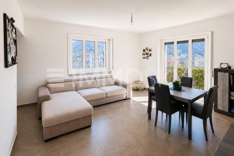 Soggiorno luminoso con accesso al balcone - 4.5 pièces Appartement a Bellinzona