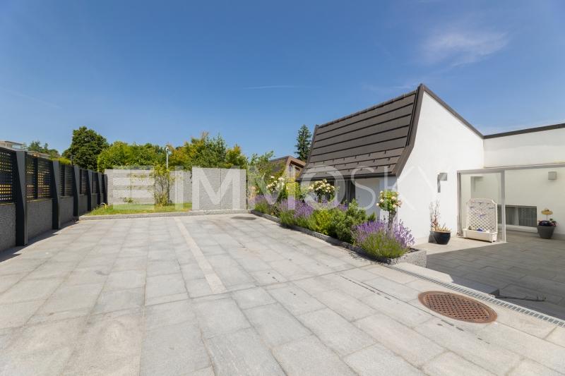 Aussenansicht mit Tor und Aussenparkplätze - 5.5 pièces Maison bifamiliale a Langnau am Albis