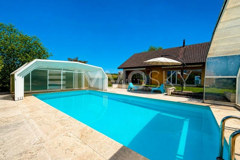 Agréable piscine extérieure couverte - 7.5 pièces Villa a Chavornay