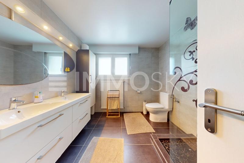 Salle de douche avec double vasque - 7.5 pièces Villa a Chavornay
