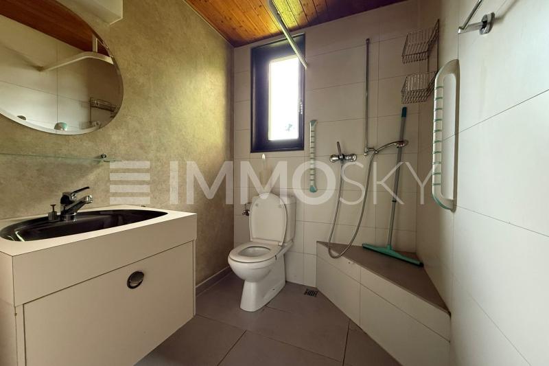 Salle de douche au rez - 6.5 pièces Chalet a La Sarraz