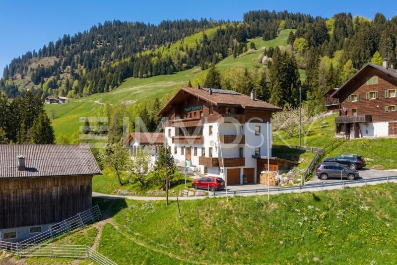 Traditionelles Bündnerhaus am Hang - 13 pièces Maison a Curaglia