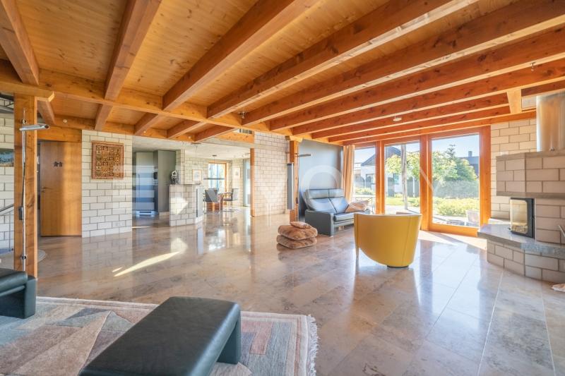 Geräumiger Ess- und Wohnbereich - 11 pièces Maison bifamiliale a Iffwil
