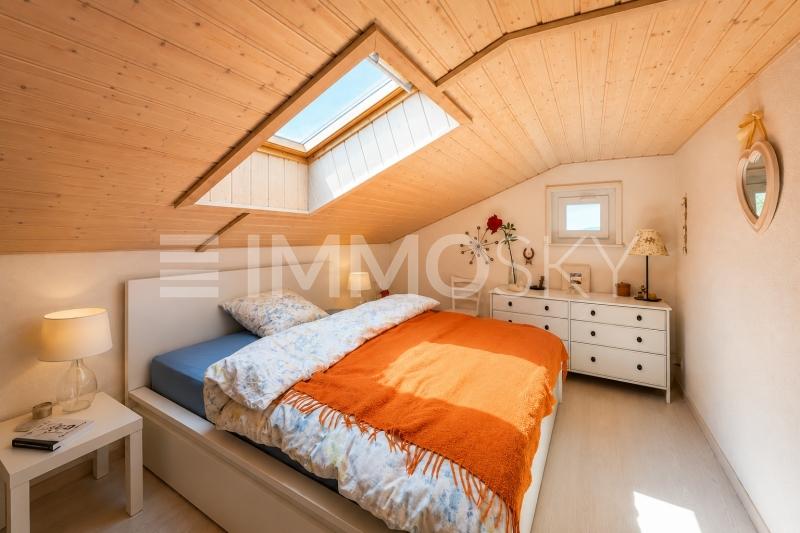 Chambre lumineuse dans les combles - 4.5 pièces Maison mitoyenne d'angle a Ursy