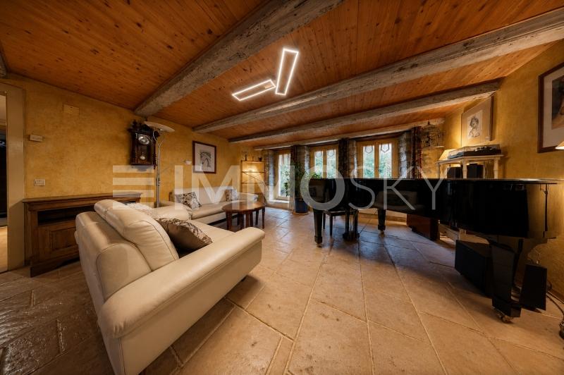 Grand salon avec accès jardin - 9 Zimmer Einfamilienhaus in Curtilles