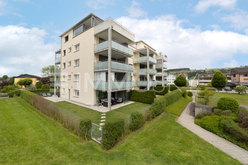 Grosszügiger Garten mit 2 Sitzplätzen - 5.5 pièces Appartement en rez-de-chaussée a Bütschwil