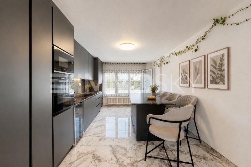 Grande cuisine avec îlot central - 6.5 pièces Maison a Dompierre FR