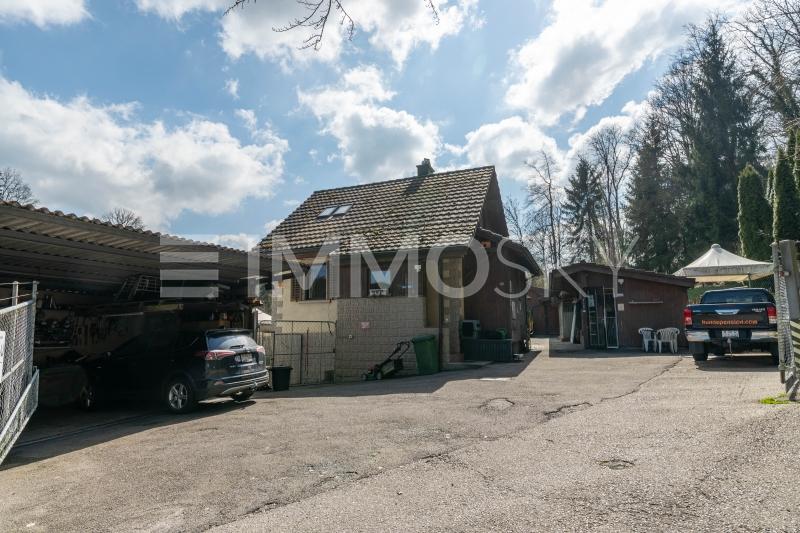 Aussenansicht mit grosszügigen Parkmöglichkeiten - rechts Bürogebäude - 7.5 pièces Maison individuelle a Kemptthal