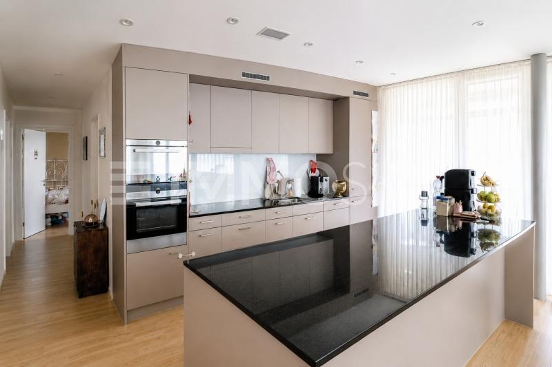 Modern ausgestattete Küche - 4.5 pièces Appartement a Aarburg