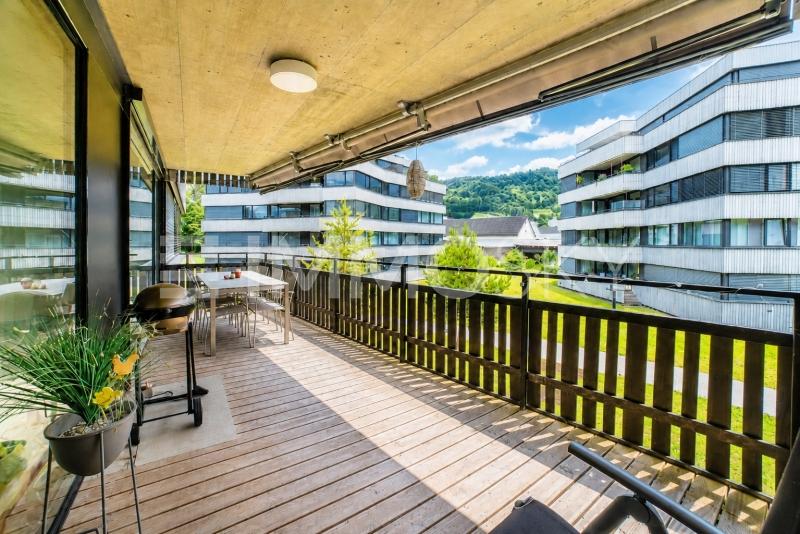 Grosszügige, überdachte Terrasse mit Blick ins Grüne - 4.5 pièces Appartement a Aarburg