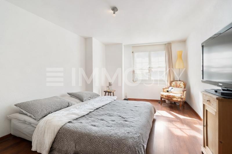 Freundliches Schlafzimmer mit Tageslicht - 9 pièces Maison jumelle a Haldenstein