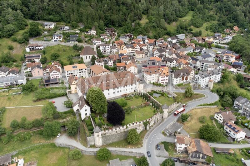 Schlossanlage in der Umgebung - 9 Zimmer Einfamilienhaus in Haldenstein