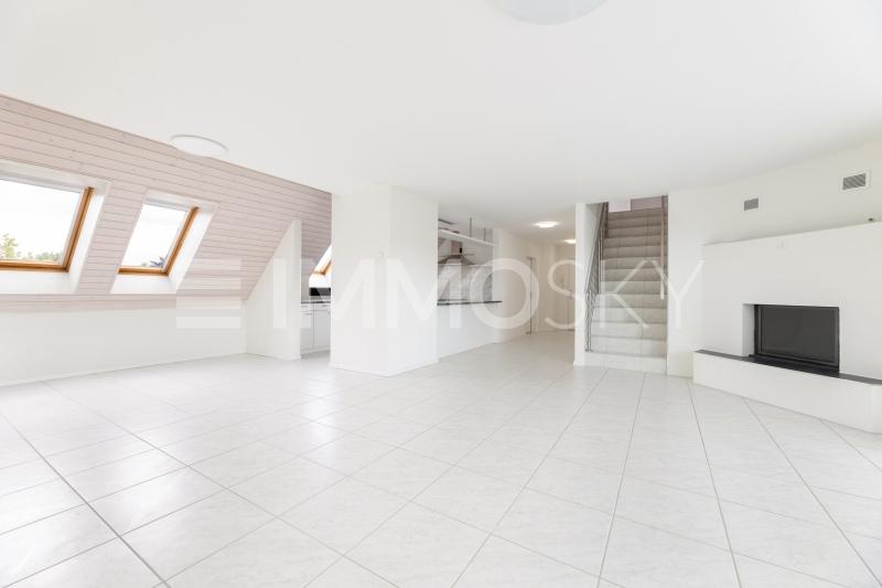 WG 160 m2: Wohnbereich mit offener Küche - 9 pièces Appartement en attique a Opfikon