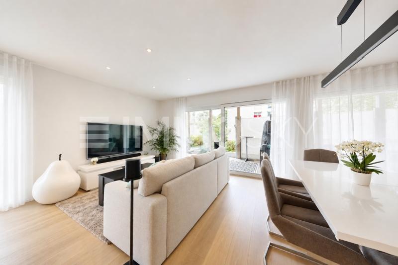 Séjour avec accès à la terrasse - 3.5 pièces Appartement en rez-de-chaussée a Ecublens VD