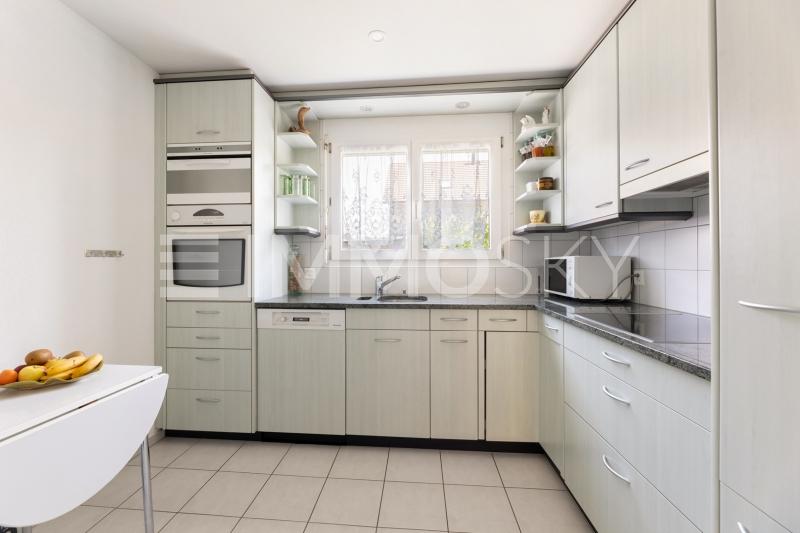 Viel Stauraum in der Küche - 6 pièces Maison bifamiliale a Flawil