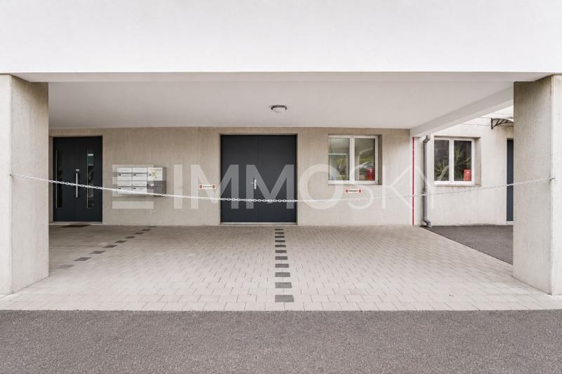 Zwei gedeckte Aussenparkplätze - 2 Zimmer Büro in Safenwil