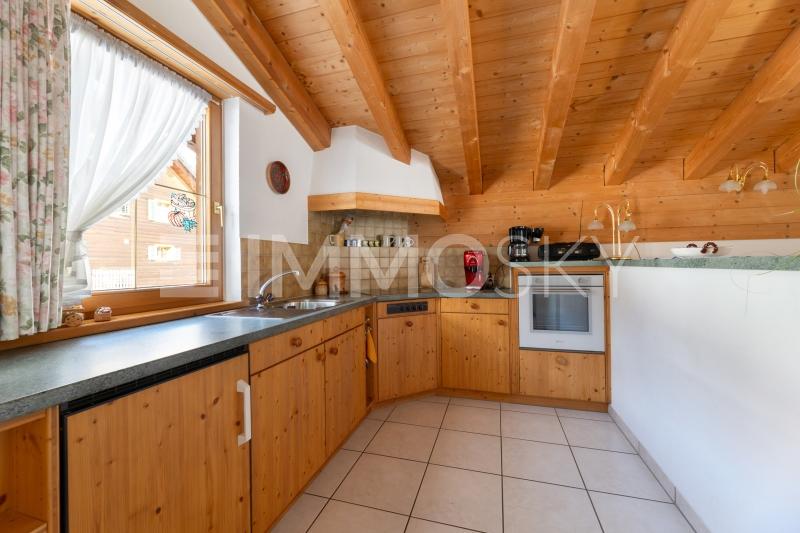 Offene Küche mit direktem Blick in den Wohnbereich - 13 pièces Immeuble d'habitation a Curaglia
