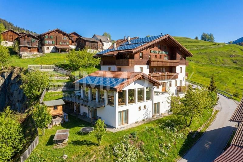 Einladende Fassade mit sonniger Terrasse - 13 pièces Immeuble d'habitation a Curaglia