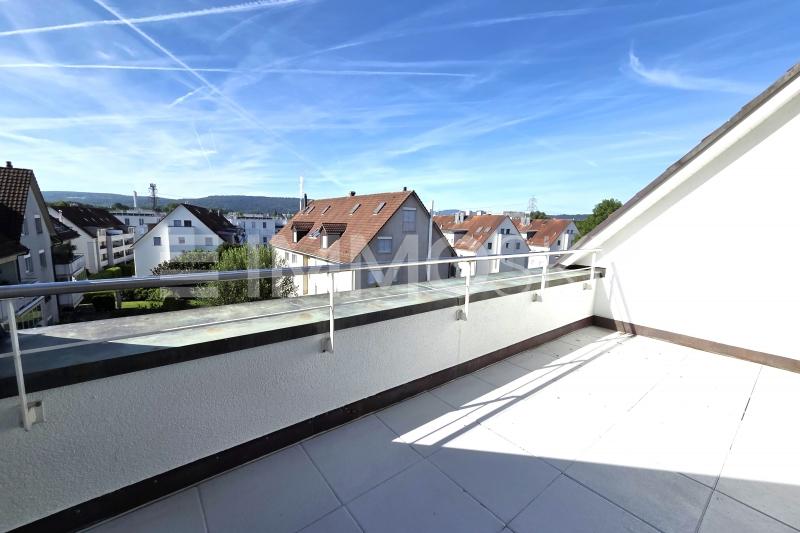Panoramasicht aus dem herrlichen Balkon - 9 pièces Appartement en attique a Opfikon