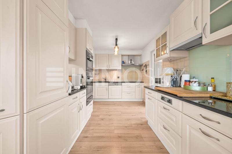 Grande cuisine maison principale - 9.5 pièces Villa a Sullens