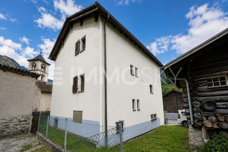 Facciata nord con particella di terreno annessa - 5.5 pièces Maison a Mesocco