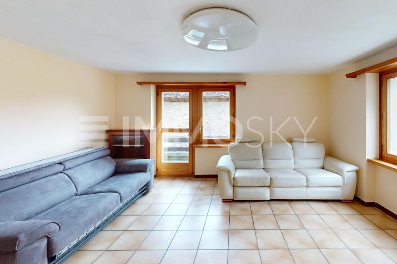Salotto soleggiato con accesso al terrazzo  - 5.5 pièces Maison a Mesocco