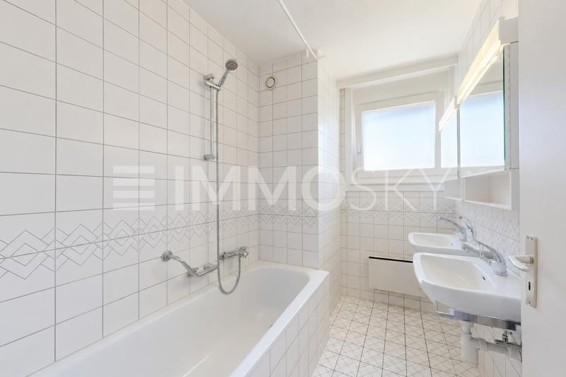 Salle de bains avec double vasque - 2.5 pièces Appartement a Romont FR