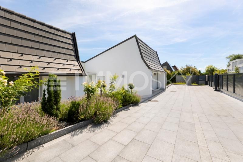 Vorplatz zum spielen oder auch als Parkplätze zu nutzen - 10 pièces Maison jumelle a Langnau am Albis