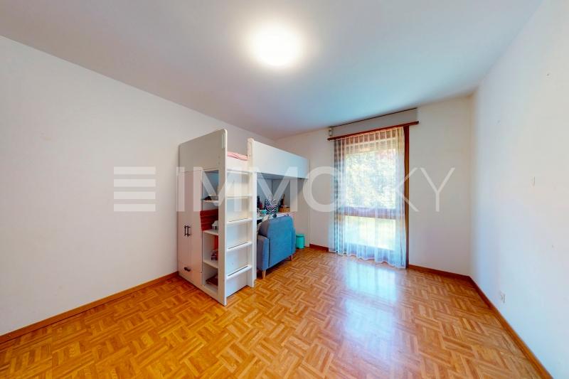 Grande chambre - 5.5 pièces Appartement a Valeyres sous Montagny