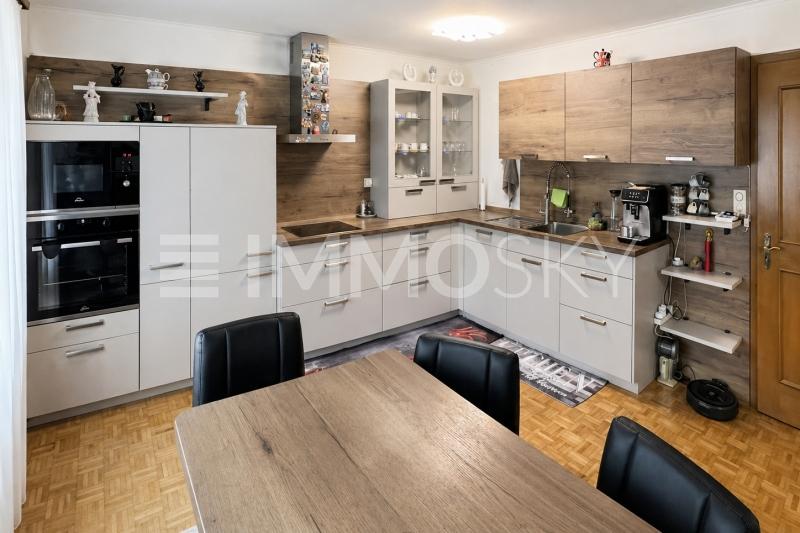 Moderne Küche mit Frühstückshochtisch - 5.5 pièces Immeuble d'habitation a Laufenburg