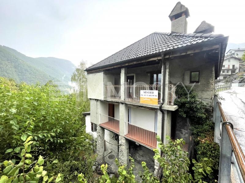 Facciata lato sud con giardino - 7 pièces Maison a Auressio