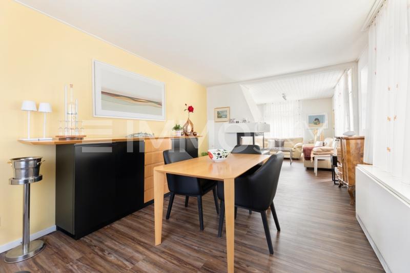 Essbereich mit Blick ins Wohnzimmer - 7.5 pièces Maison a Arbon