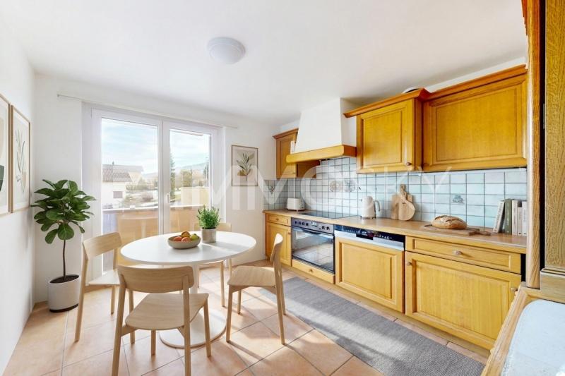 Cuisine chaleureuse avec balcon - Home Staging - 3 Zimmer Etagenwohnung in Moutier