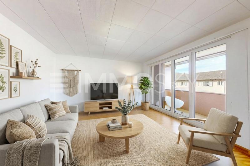 Salon spacieux avec balcon - Home Staging - 3 Zimmer Etagenwohnung in Moutier