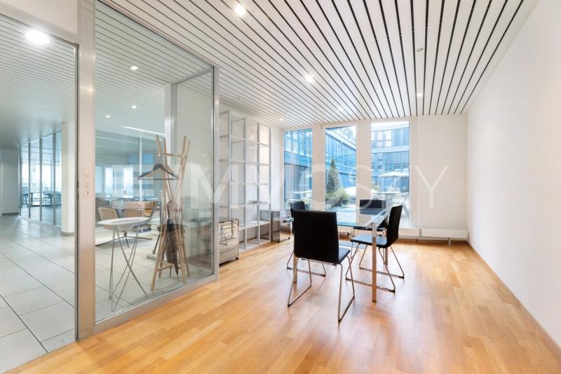 Modernes Glasbüro mit inspirierender Arbeitsatmosphäre - Ufficio a Steinhausen